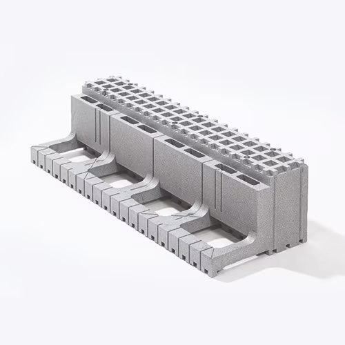 Element systemowy z kanałem technologicznym w systemie IZODOM